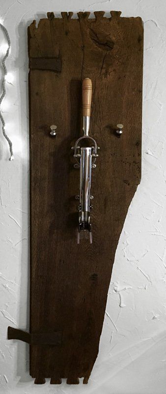 Korkenzieher auf Brett einer alten Truhe