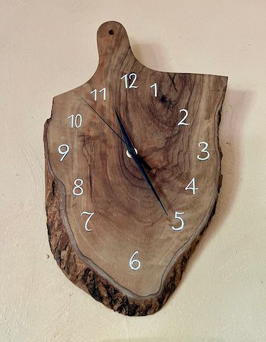Küchenuhr aus Olivenholzbrett