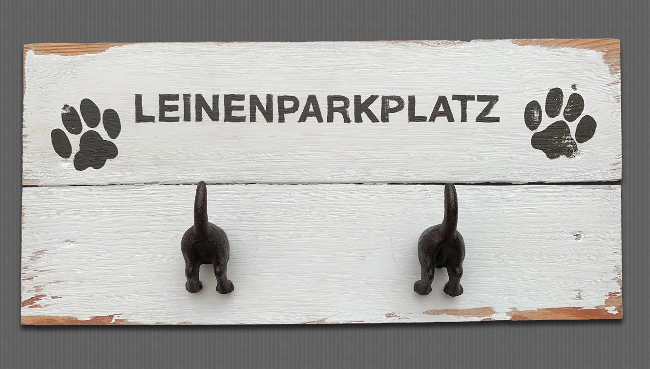 palette weiss mit spruch leinenparkplatz und hundetatzen, mit aufhänger hundehinterteil aus Gusseisen