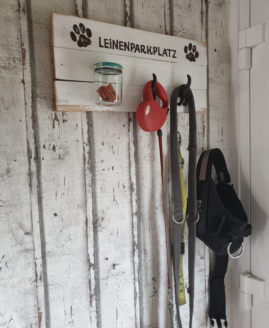 palette mit spruch leinenparkplatz und hundetatzen, mit aufhänger hundehinterteil und glas als leckerlie spender