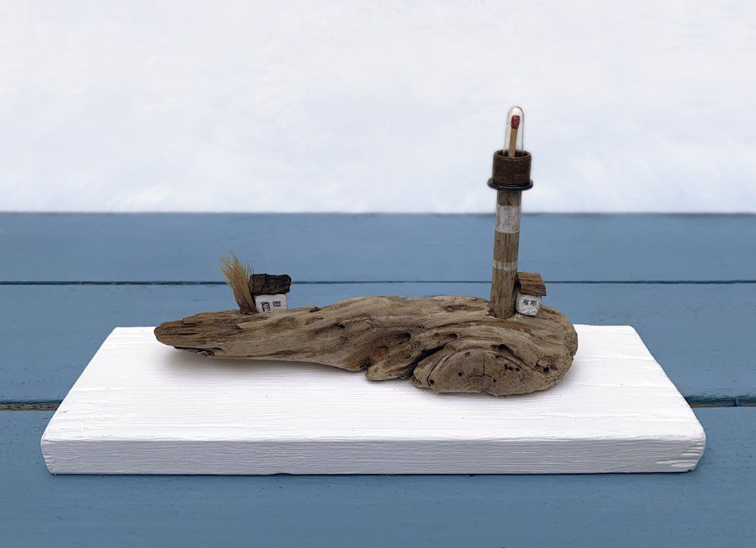 Miniaturlandschaft Leuchtturm und Häuschen auf Treibholz