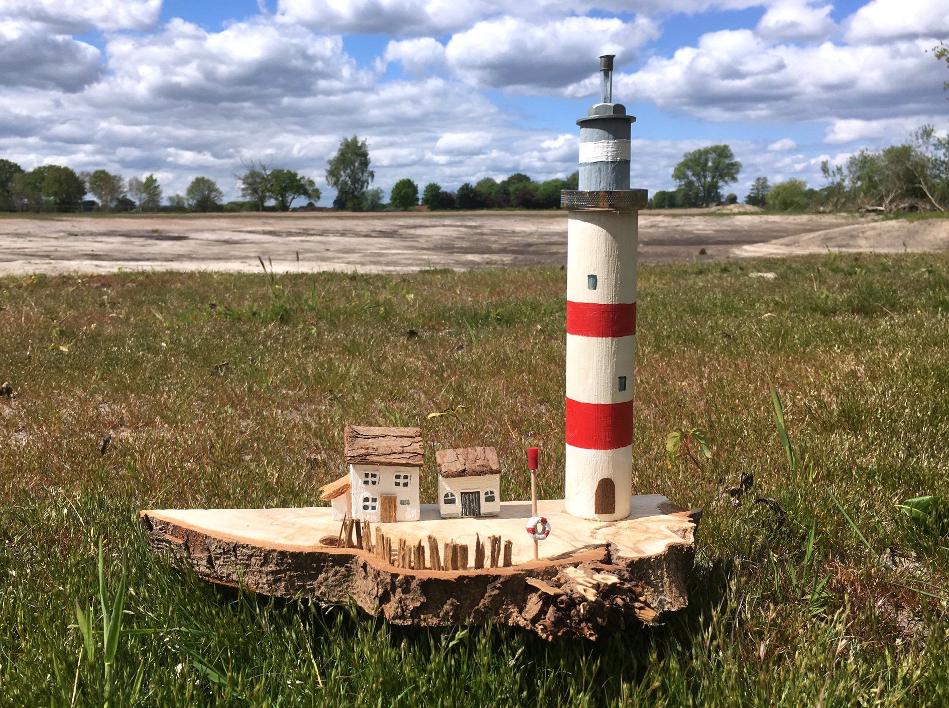 Miniaturlandschaft mit Leuchtturm aus Altholz