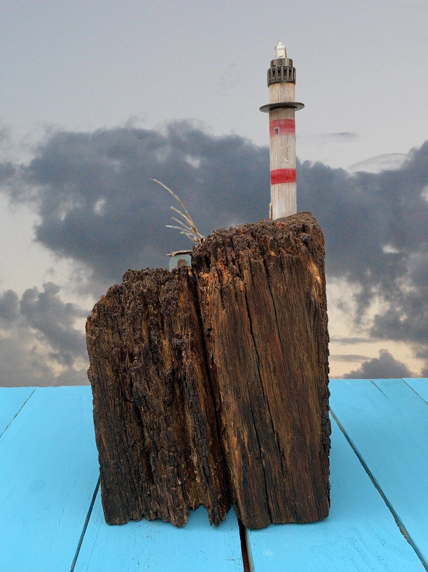 Weidepfahl aus Eiche, darauf Leuchtturm und Häuschen aus Holz- und Metall im Miniaturformat,Miniaturlandschaft,Klippe