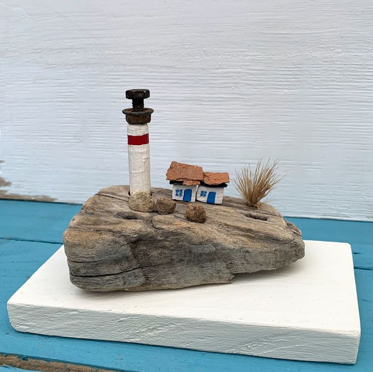 Hütten am Leuchtturm aus Treibholz, Metall, Stein, Seegras