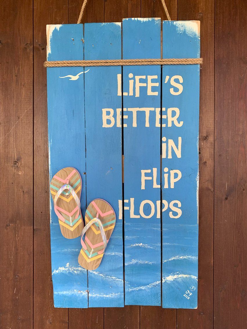 bemalte blaue Palette mit Spruch und aufgenagelten Flip Flops