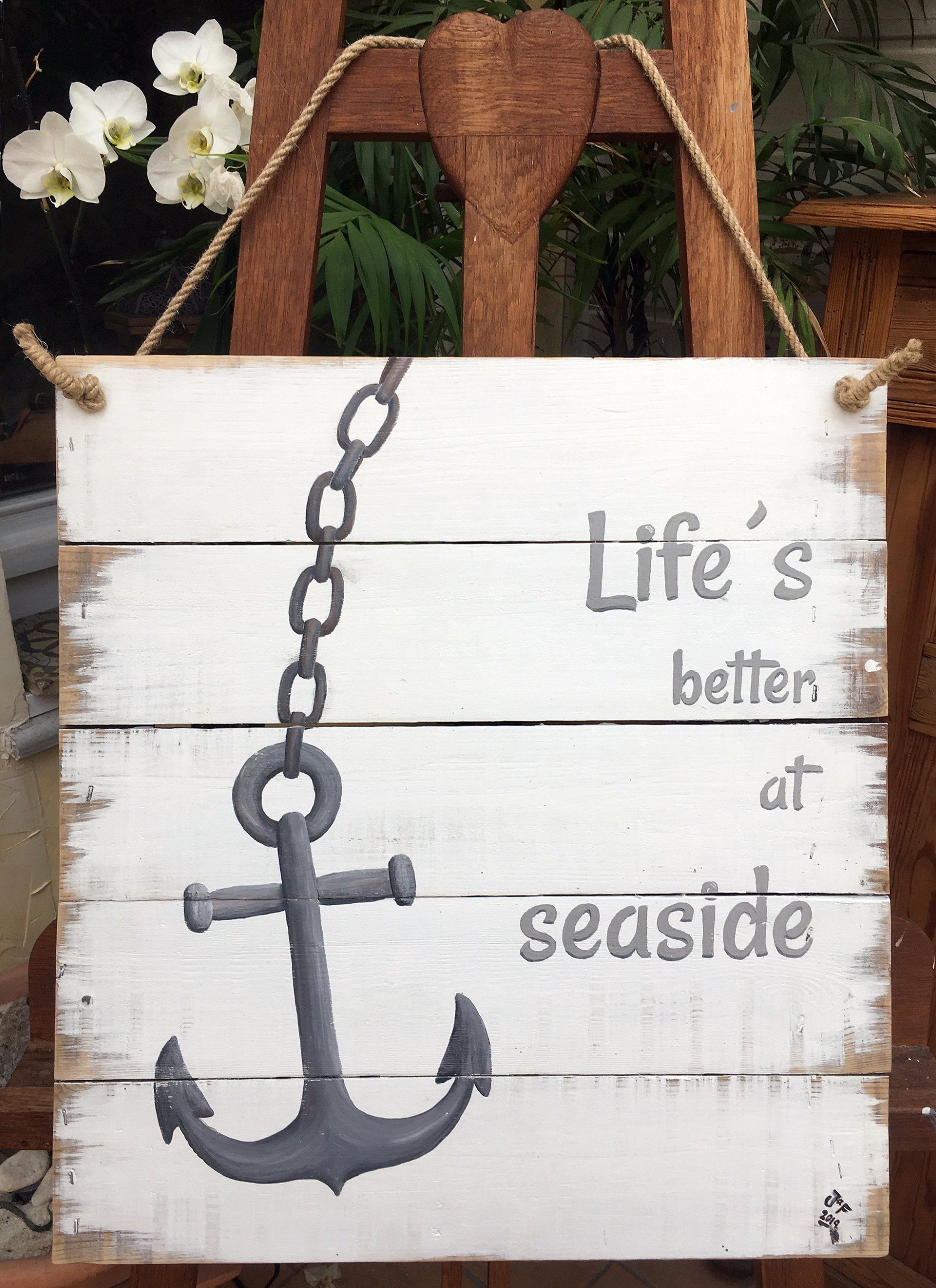 Spruch auf Palette Life is better at seaside mit gemaltem Anker