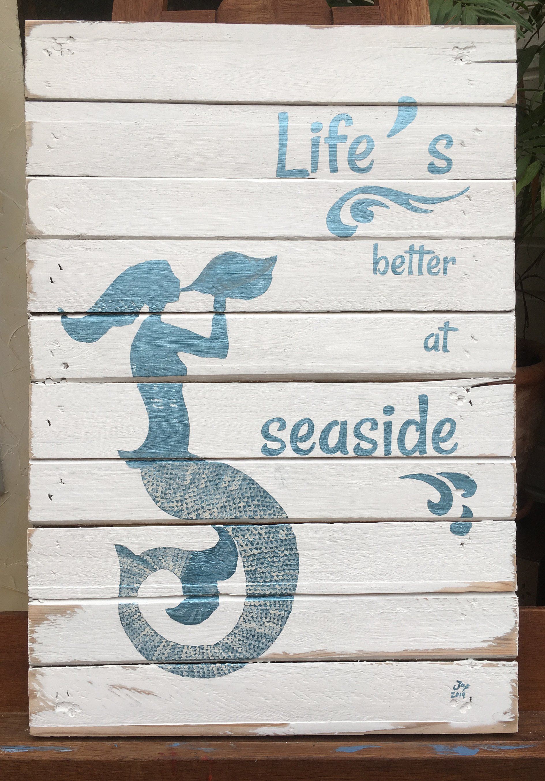Spruch gemalt Life´s better at seaside mit Nixe mit metallic-Farbe gemalt