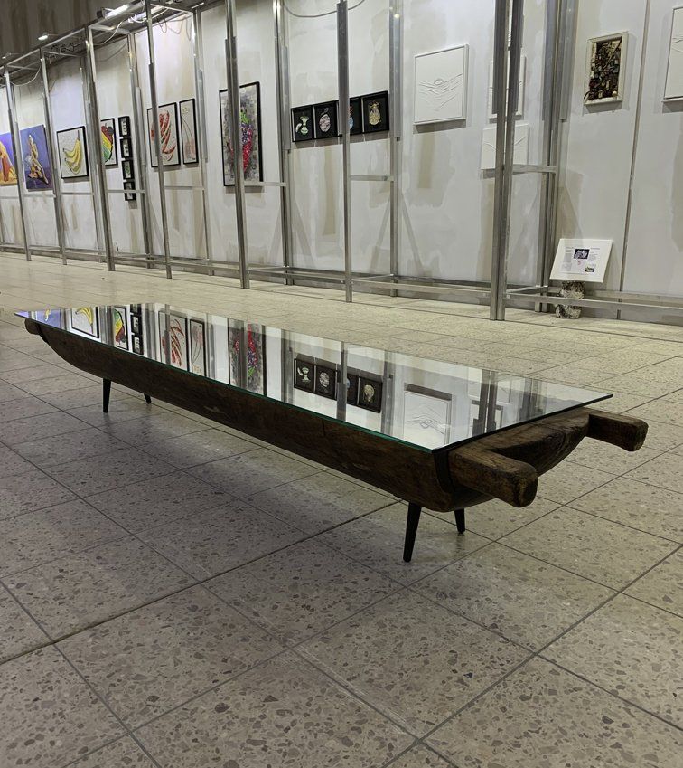 Tisch/Lowboard aus einer Schweinemolle/Schlachtemolle, Metallfüsse, Sicherheitsglas, Designertisch