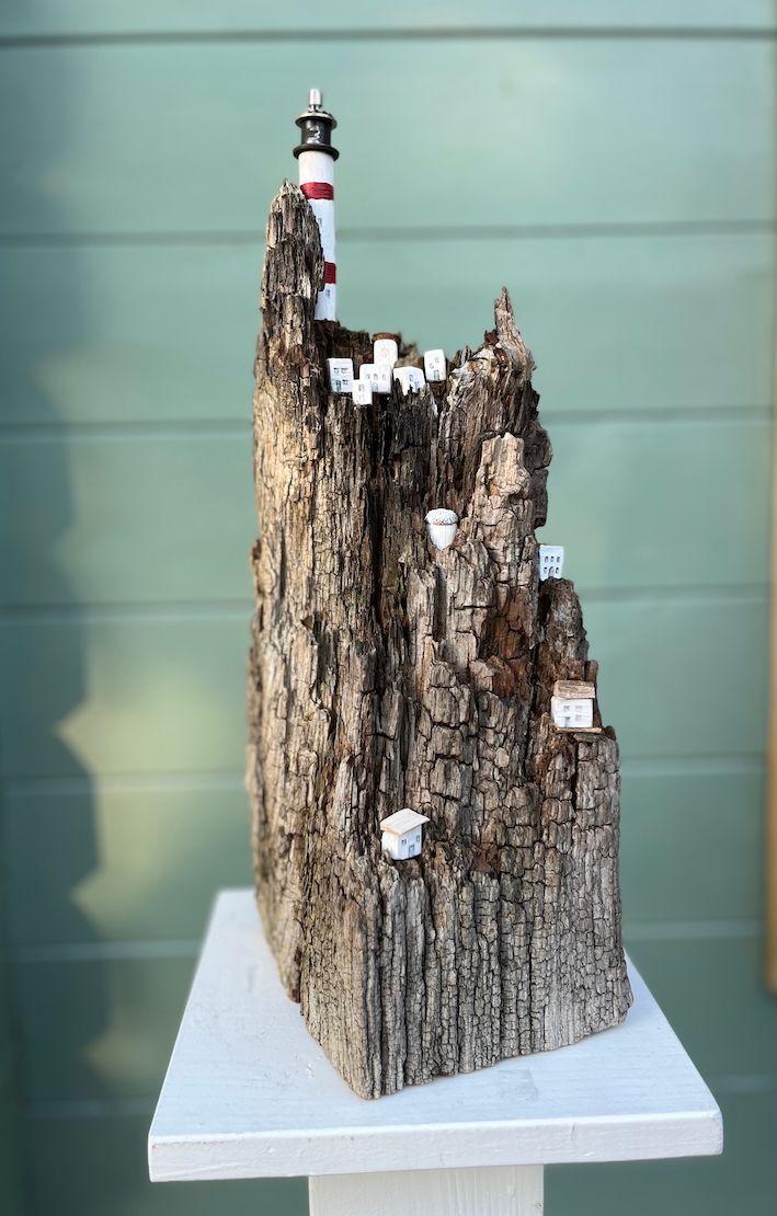 Miniaturlandschaft auf Weidepfahlspitze, wettergegerbt