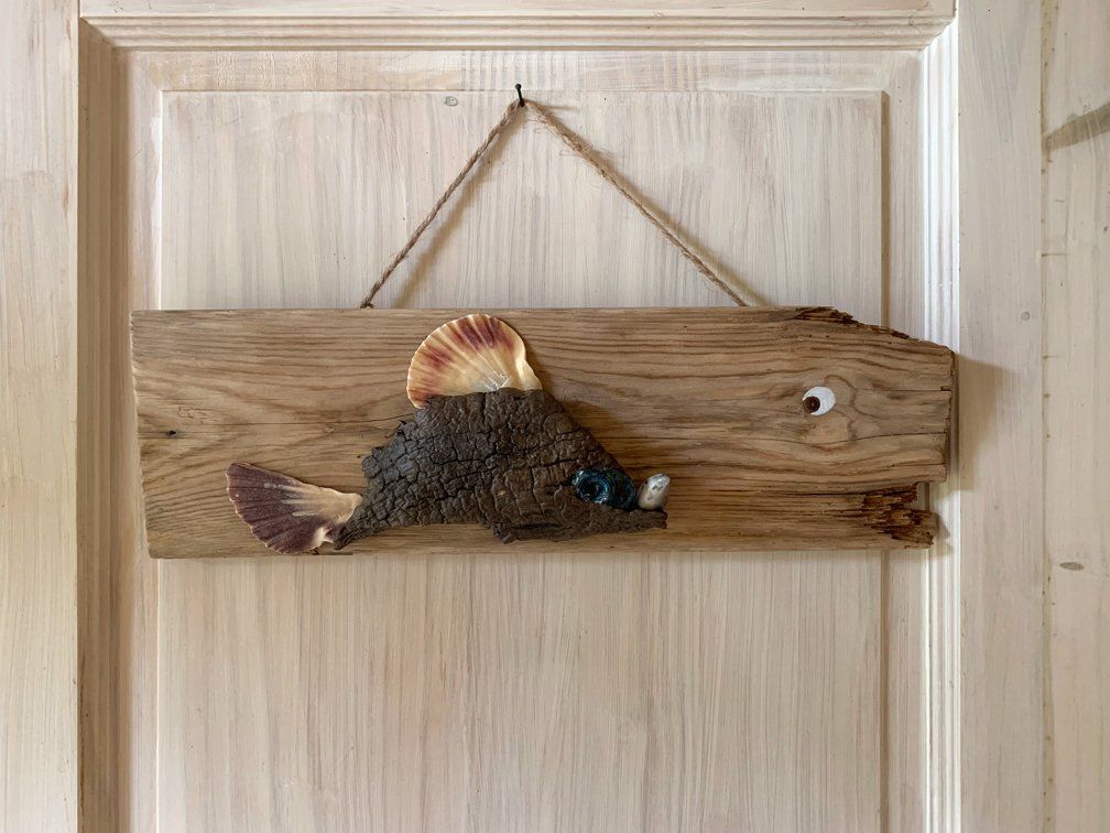Putzerfisch? Hängendes Brett aus Altholz, Moorholz, Muscheln und Glas. 47cm breit