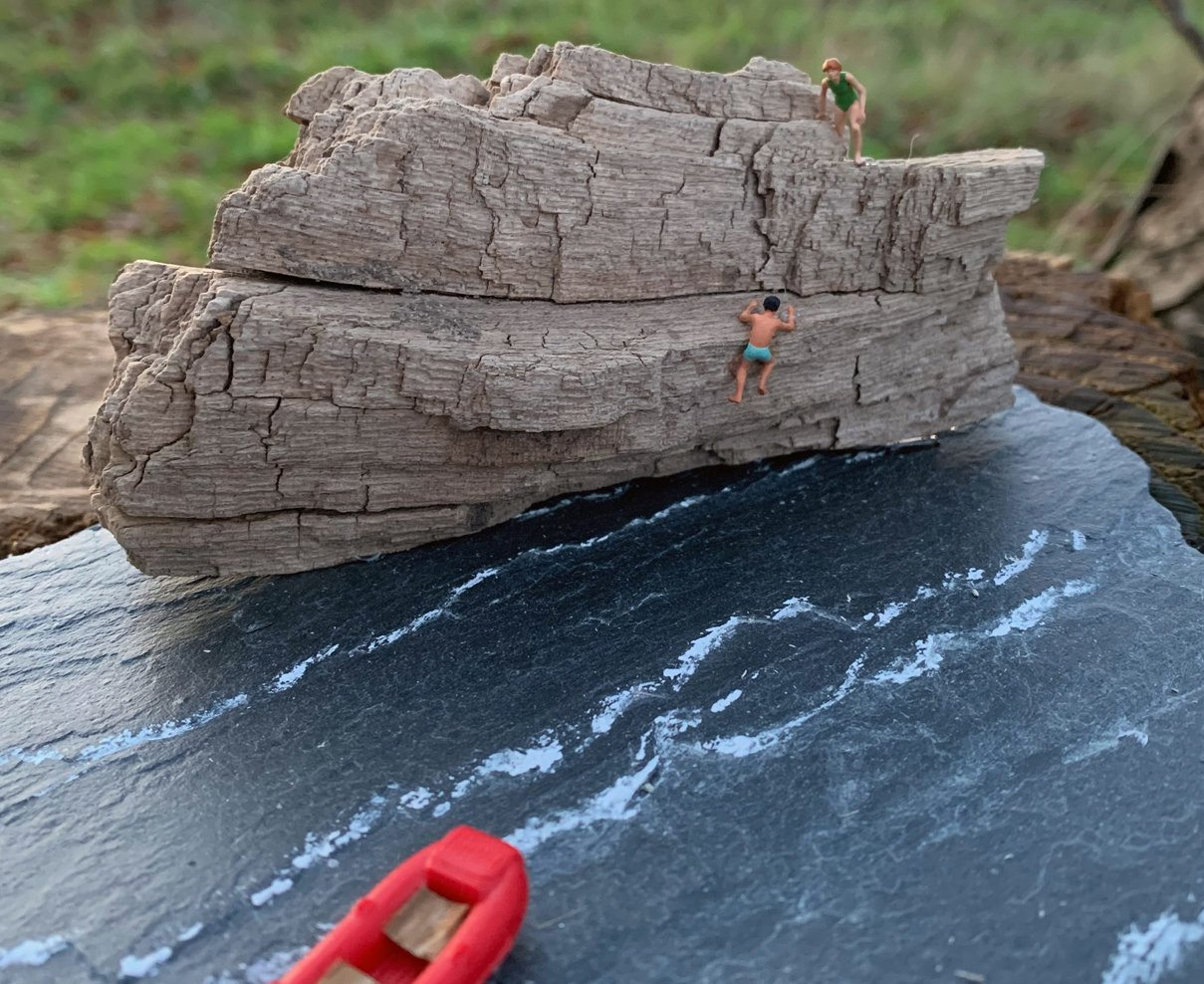 Miniatur Szene, Schiefer Platte, Altholz, Schlauchboot und Figuren