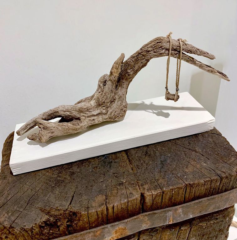 Treibholz mit Schaukel auf Brett in weiß