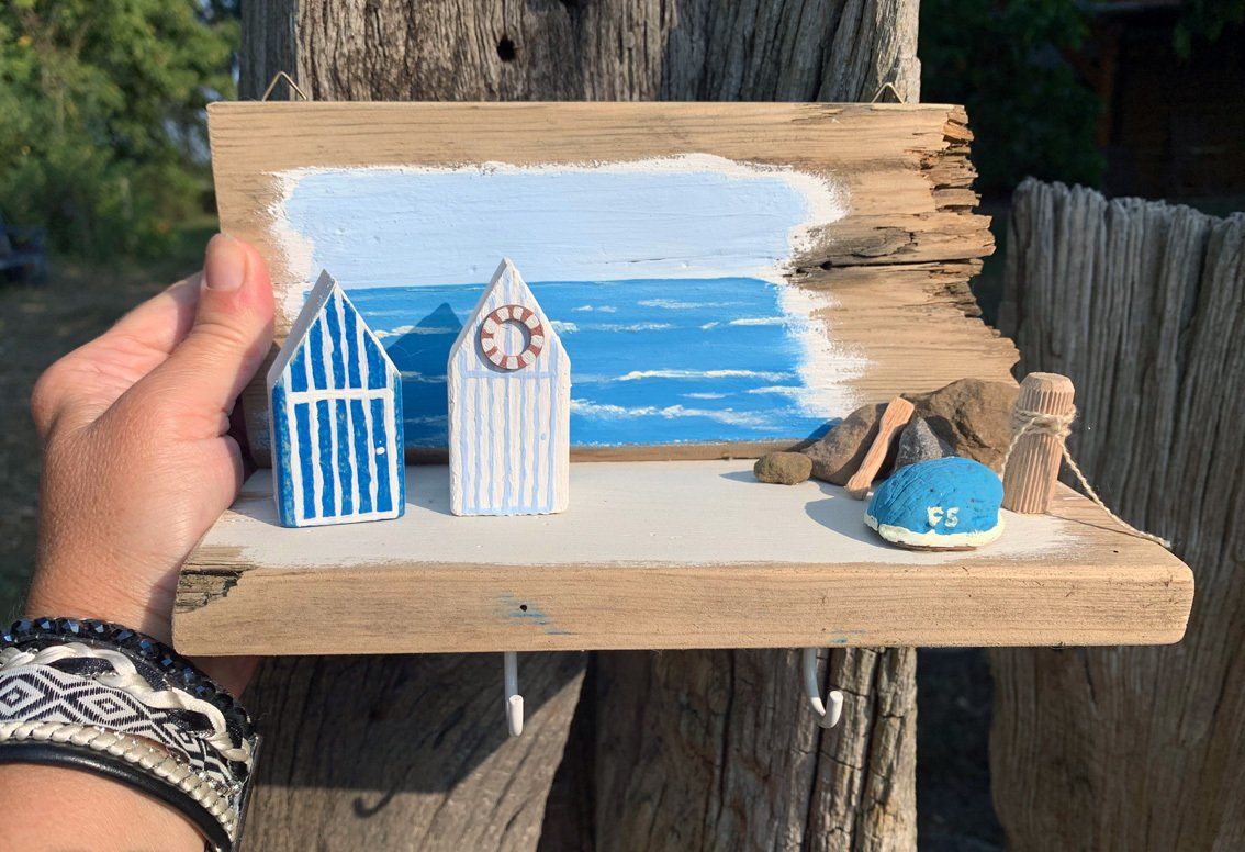 Schlüsselhaken.  Altholz, Bauklötze, Walnuss, Steine, Kreidefarbe.