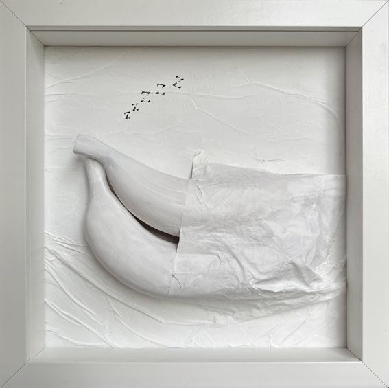 zwei Bananen in Löffelchenstellung, zugedeckt mit Seidenpapier, Farbe weiß.