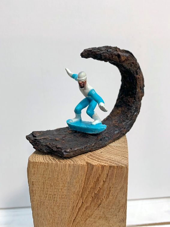 zur Galerie SKULPTUR&INTERIEUR Rostige Zinke mit Surfer Figur Ice auf Eichenholz-Stele