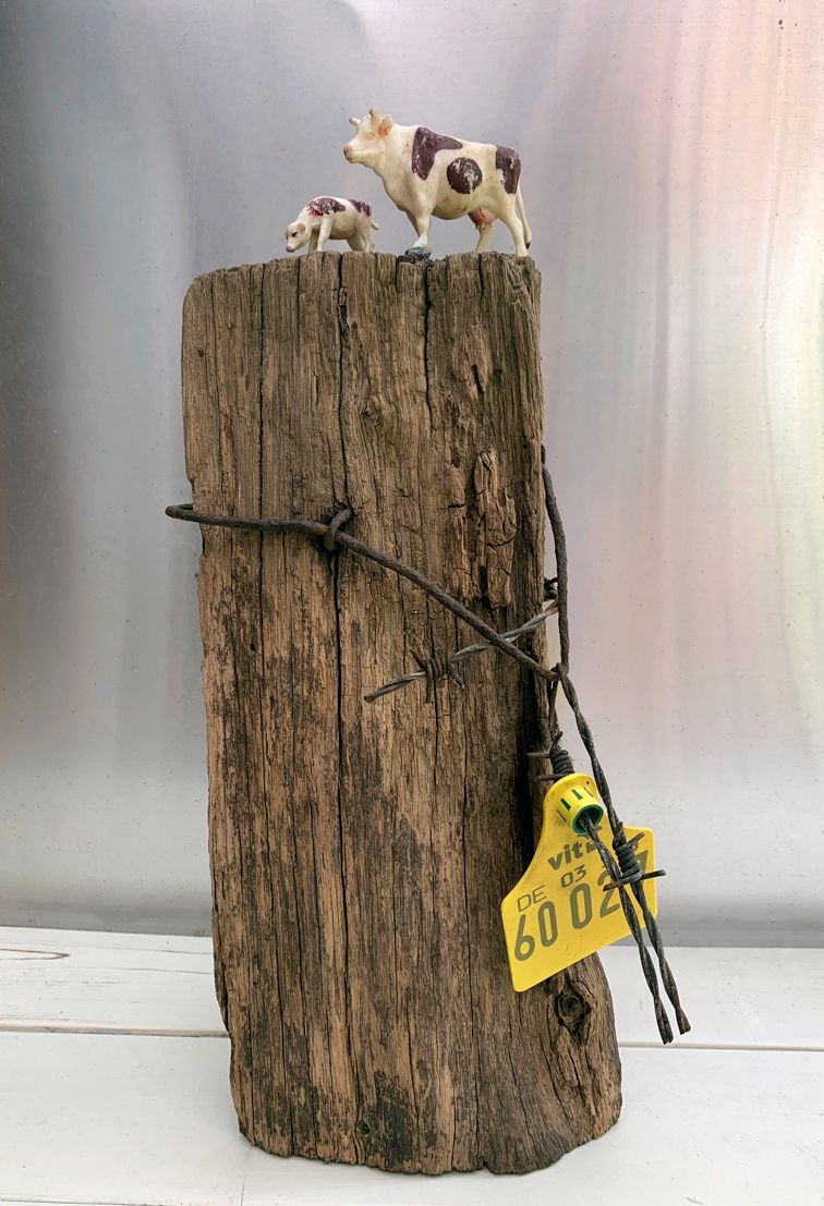 Alte Spielfiguren, Kuh mit Kalb, auf Weidepfahl mit Stacheldraht und Ohrmarke
