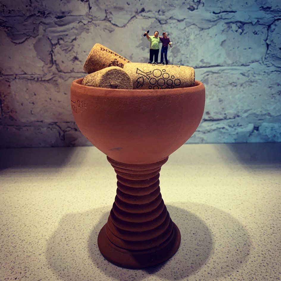 Weinpokal,Weinkelch aus Ton, Korken und H0-Figur betrunken auf Korken