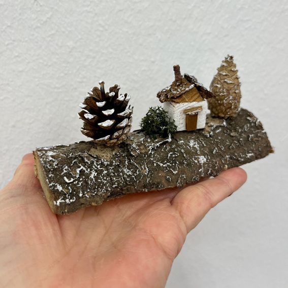 Zapfen und Holz auf halbem Ast