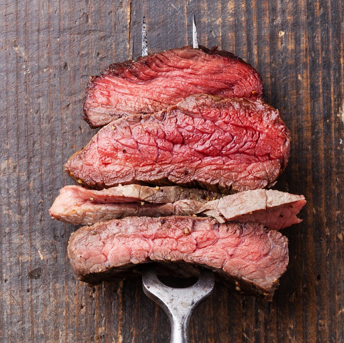 Rindfleisch Medium-Rare blutiges, geschnittenes Rindfleisch auf Gabel