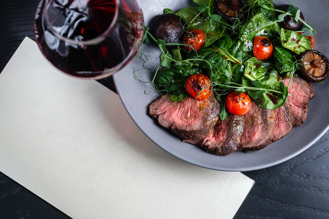 zartes Roastbeef und ein vollmundiger Rot-Wein