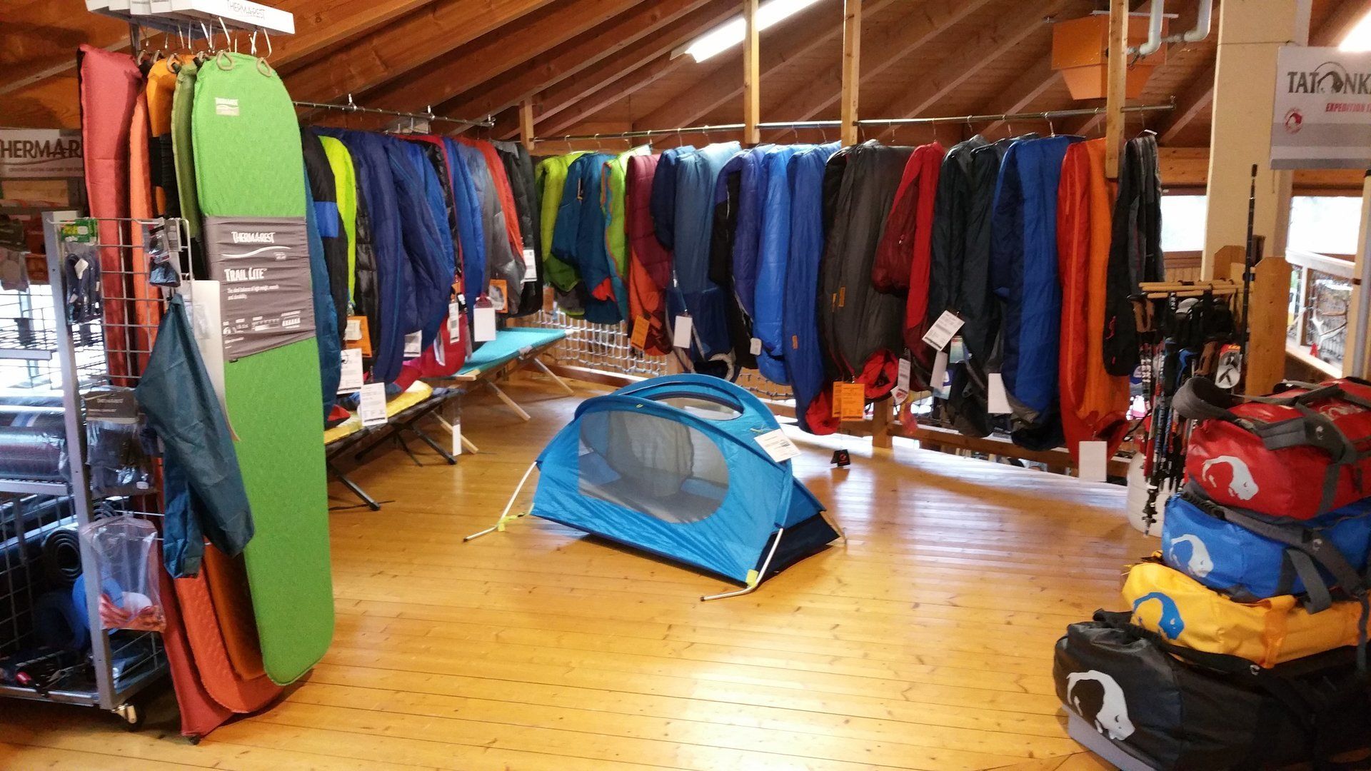 Schlafsäcke und Matten