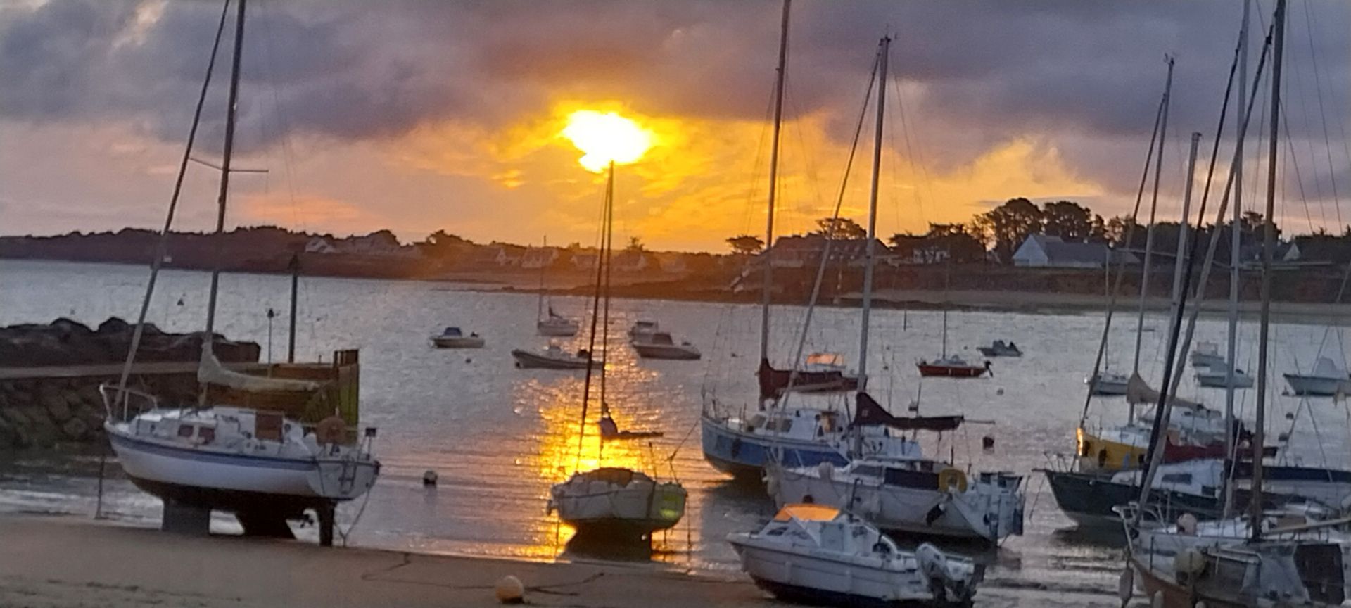 Petit Port sympathique à 10 mn du Camping commune de Mesquer Petit Port sympathique à 10mn du Camping à Mesquer .