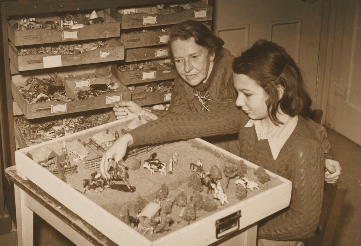Margaret Lowenfeld en séance de Jeu du monde L'institut du Jeu de sable
