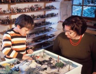 Dora Kalff en séance de Jeu de sable L'institut du Jeu de sable