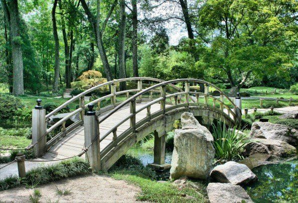 pont au dessus d'une rivière. nature-environnement-energie-radiesthésie