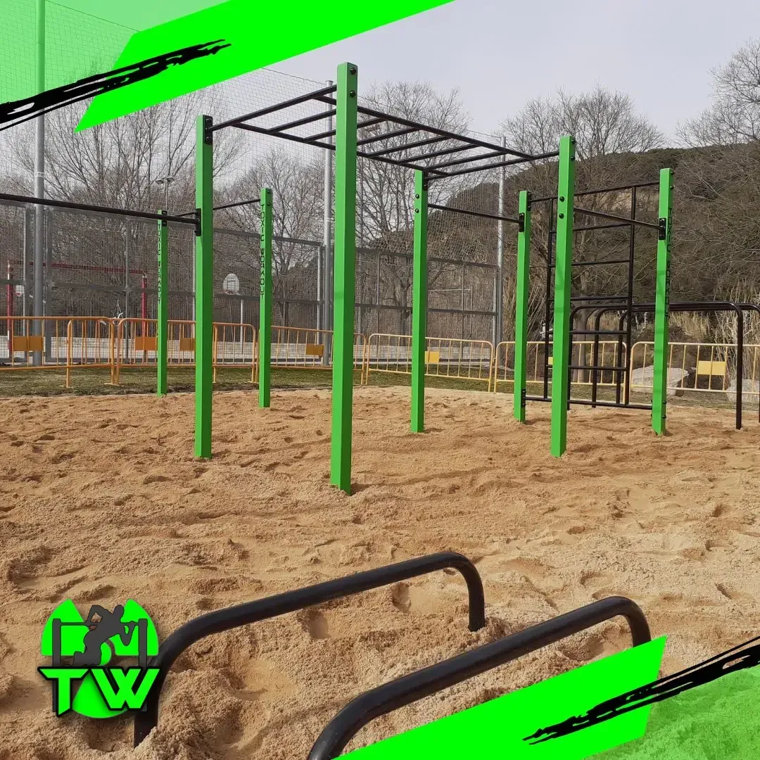Parque de calistenia con suelo de arena