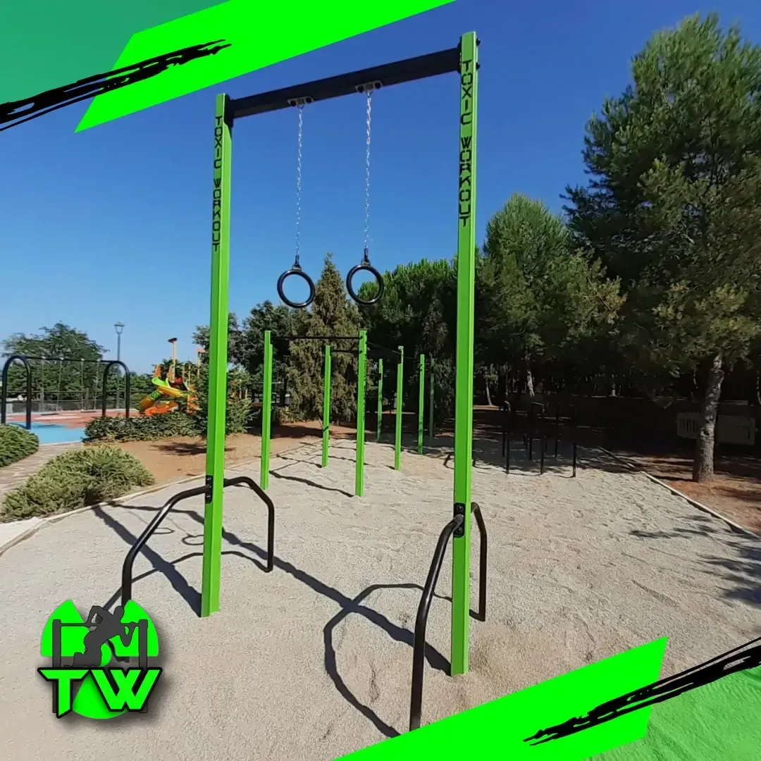 Parque de calistenia con anillas de crossfit