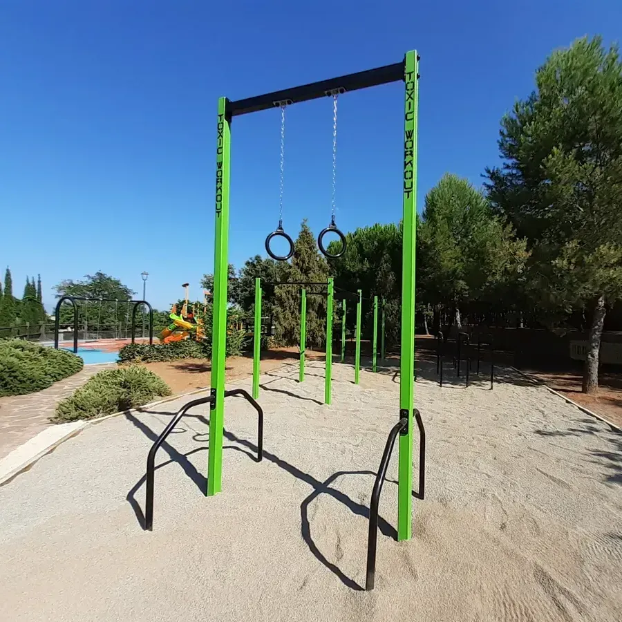 Parque de calistenia con suelo de arena