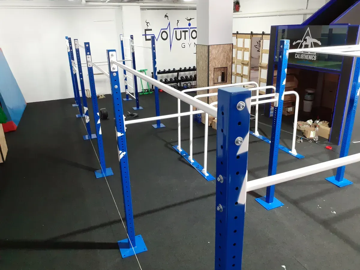 parque de calistenia en gimnasio interior