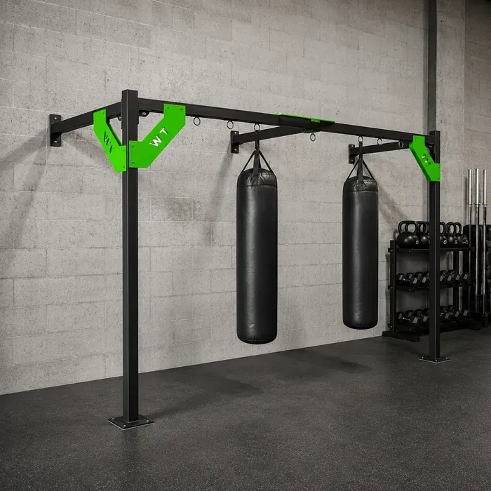 Jaula para sacos de boxeo anclada a pared en gimnasio industrial – estructura profesional de entrenamiento funcional y boxing rack Toxic Workout en acero negro y verde