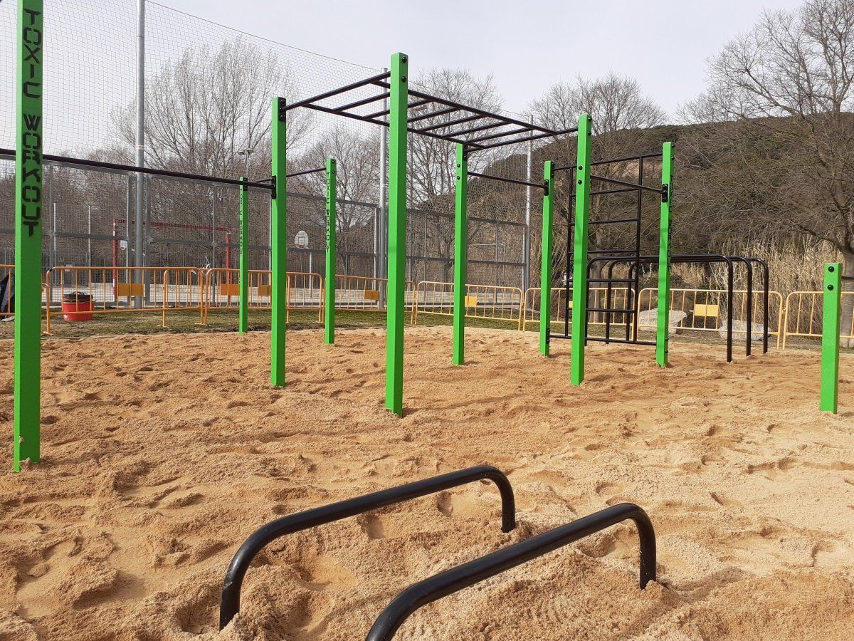 calisthenics park with sand floor