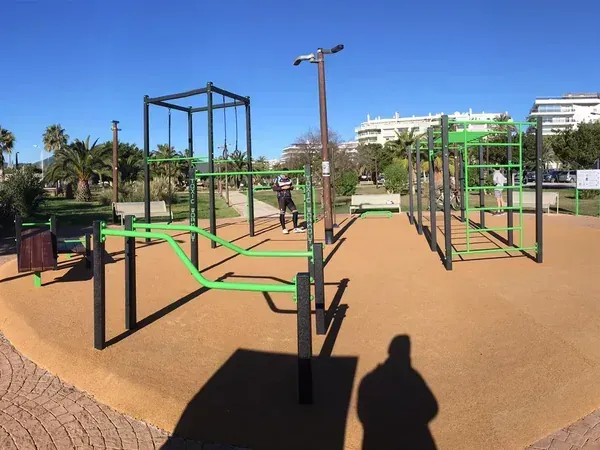 Parque de calistenia y street workout exterior con suelo continuo de caucho y estructuras profesionales Toxic Workout