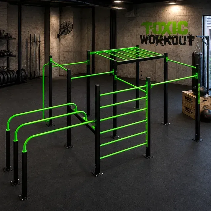 Structure de calisthénie Toxic Workout dans une salle de sport industrielle intérieure avec barres premium d’entraînement fonctionnel