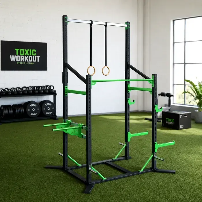 Jaula de street lifting Toxic Workout para gimnasio interior con césped artificial y estructura profesional de entrenamiento