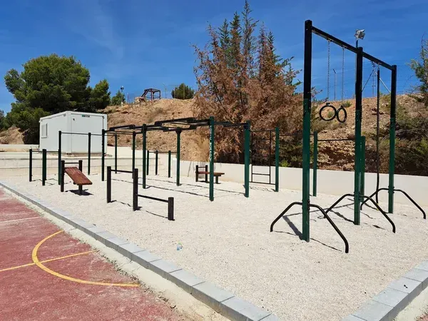 Parque de calistenia exterior con monkey bars, anillas y barras de entrenamiento urbano Toxic Workout
