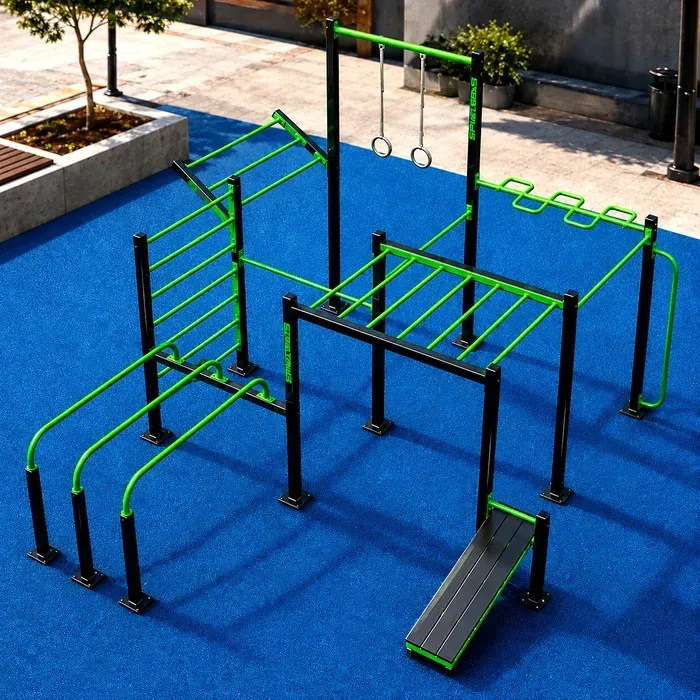 Parque de calistenia urbano Toxic Workout con suelo de caucho azul y estructura de entrenamiento funcional premium