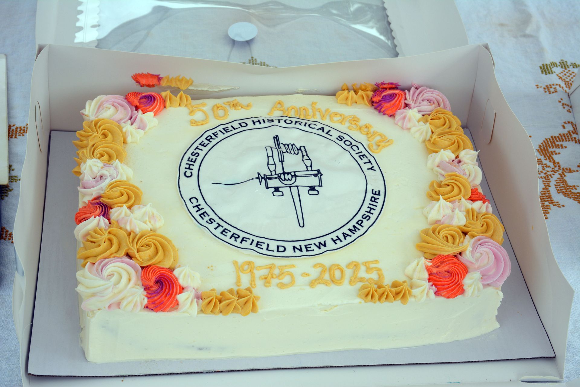 Cake with the CHS logo on it