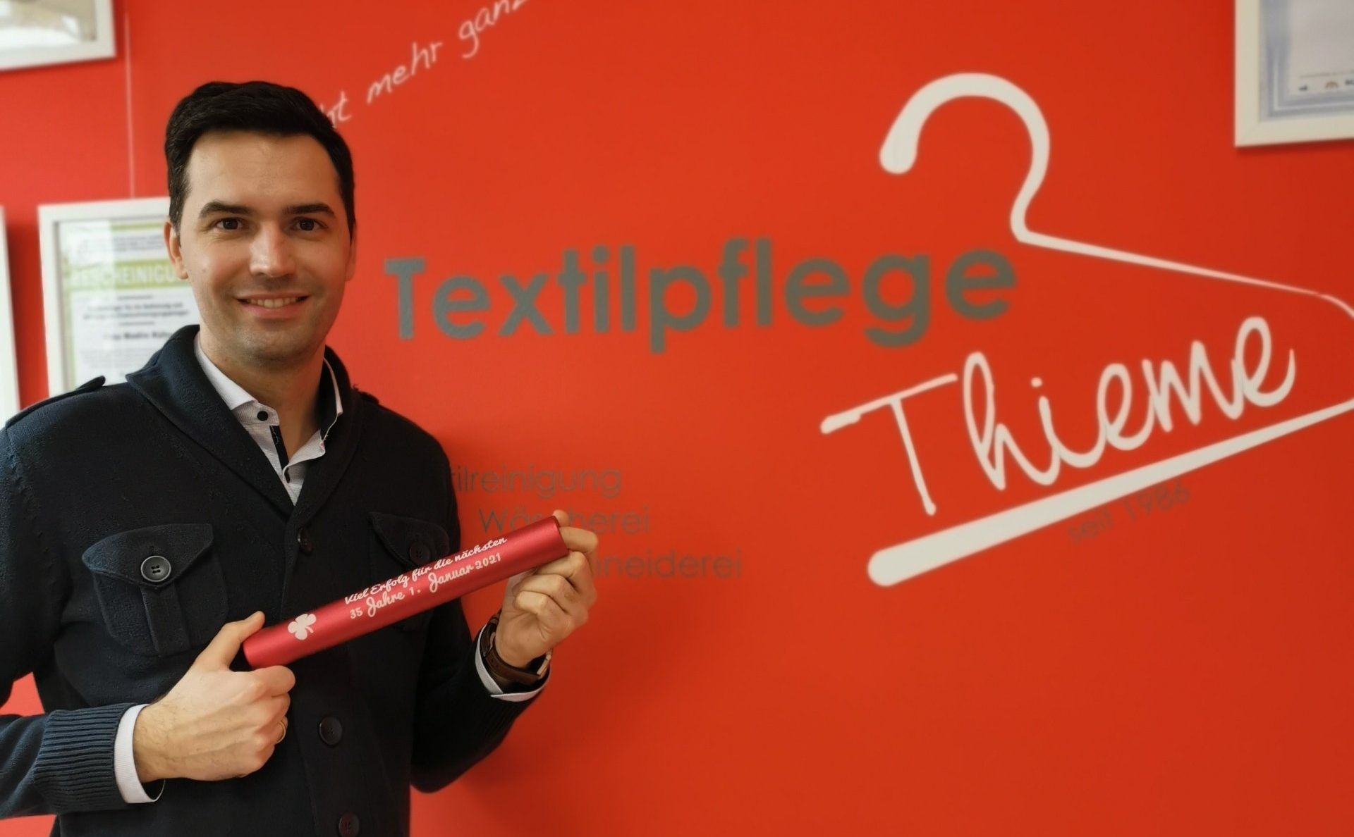 Nach 35 Jahren hat Frau Heidi Thieme ihr Geschäft an ihren Sohn Tom übergeben. Firmenübergabe an Tom Thieme