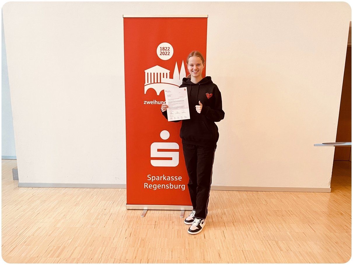 Danke für die Unterstützung Sparkasse spendet für Mädchenfußball