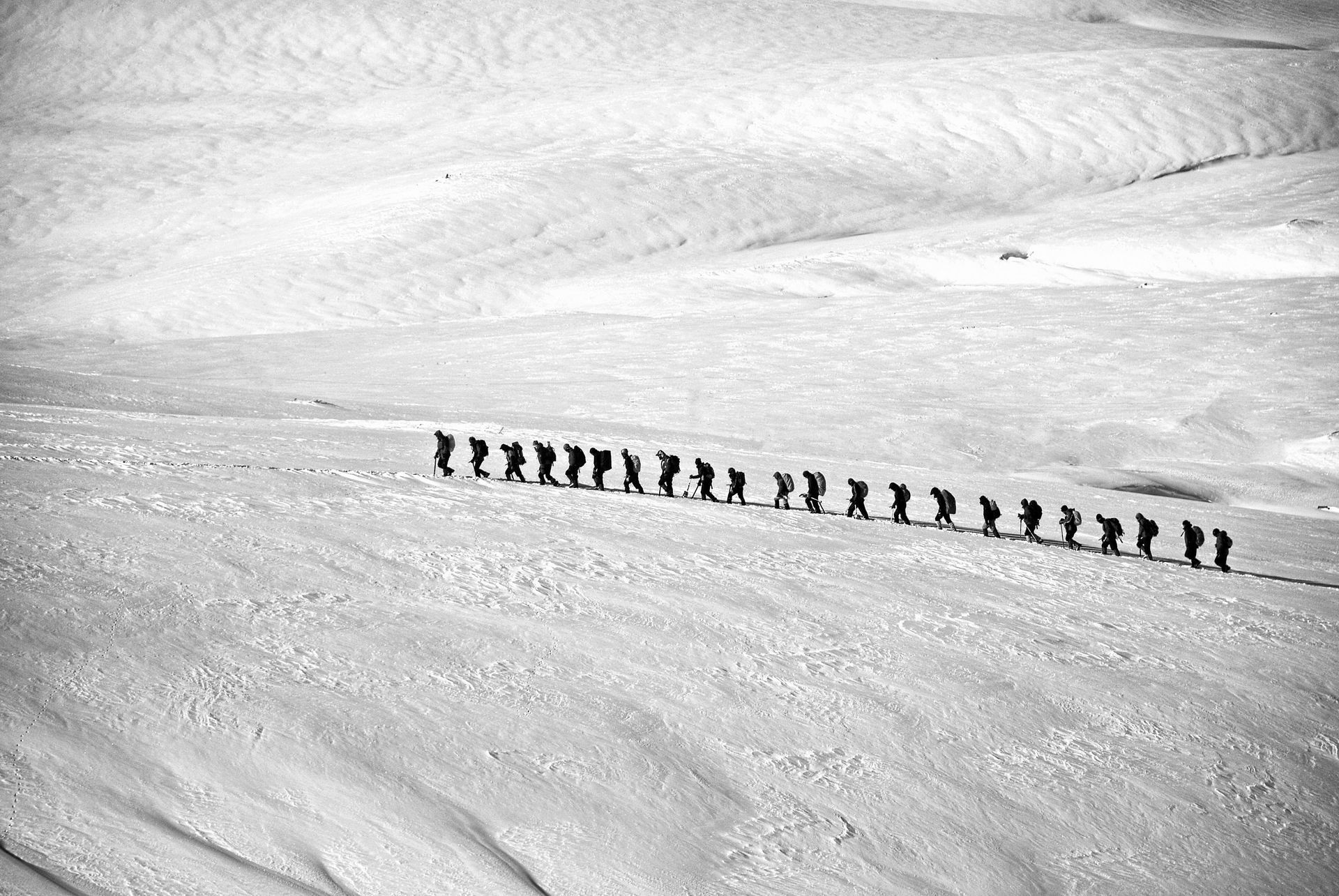 Foto einer Karawane im Schnee