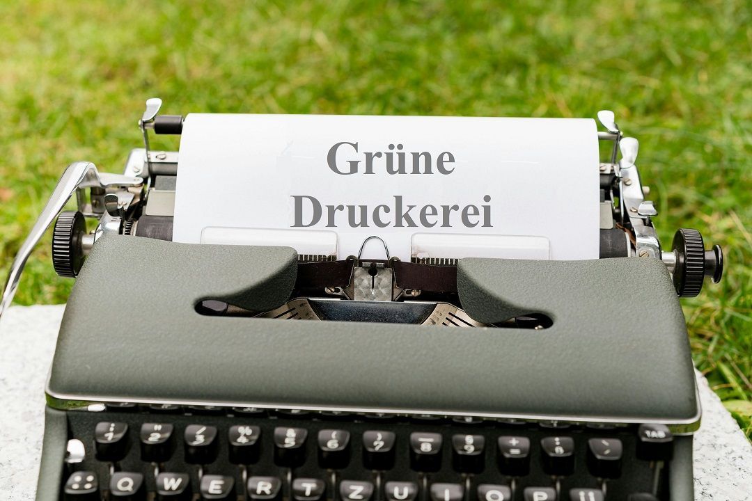 Foto Schreibmaschine mit eingespanntem Blatt und Text: Grüne Druckerei
