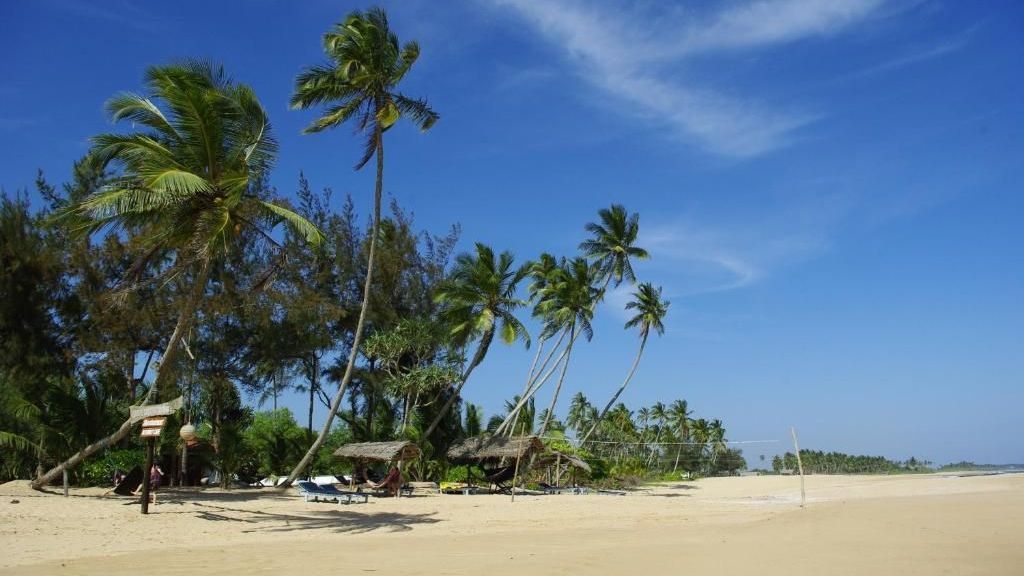 Ganesh Garden Beach Cabanas Tangalla Bick auf den Strand mit einigen kleinen Hütten am Strand vor dem Ganesh Garden Beach Cabanas in Tangalla