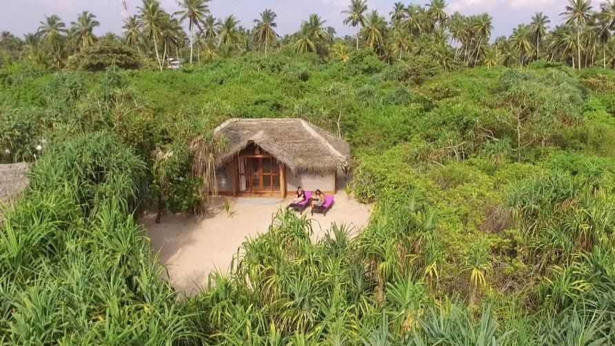 Jungle Beach Glamping Ahungalla Blick auf den großen Bungalow und den Privatbereich des Jungle Beach Glamping Ahungalla