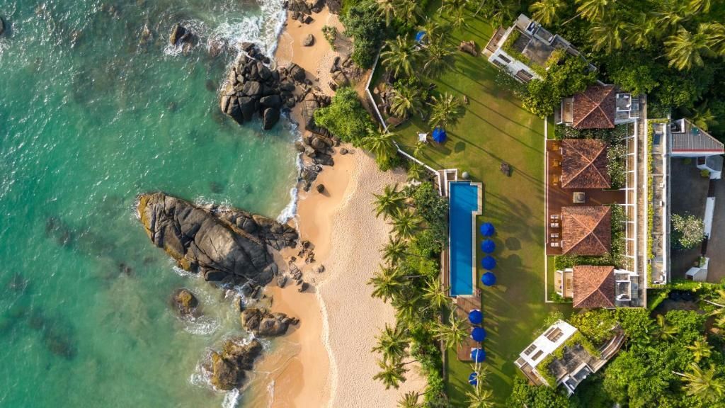 Kamu Beach Hotel Balapitiya Blick auf das Kamu Beach Hotel Balapitiya, Pool und Strand aus der Vogelperspektive
