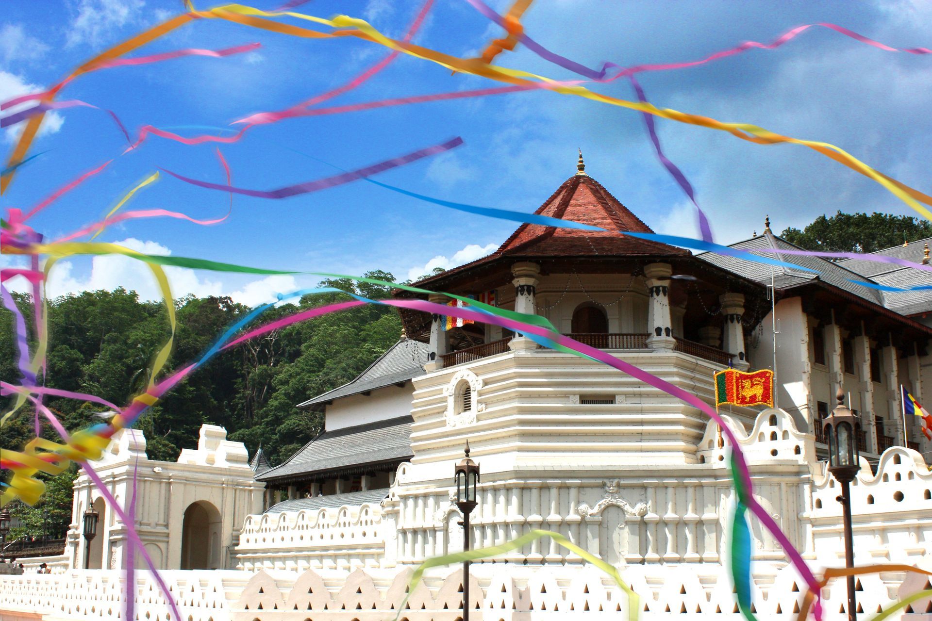 Die Außenmauer und der Bibliotheksturm des Zahntempels von Kandy bei der Rundreise Kultur & Natur von srilanka-explorer.de