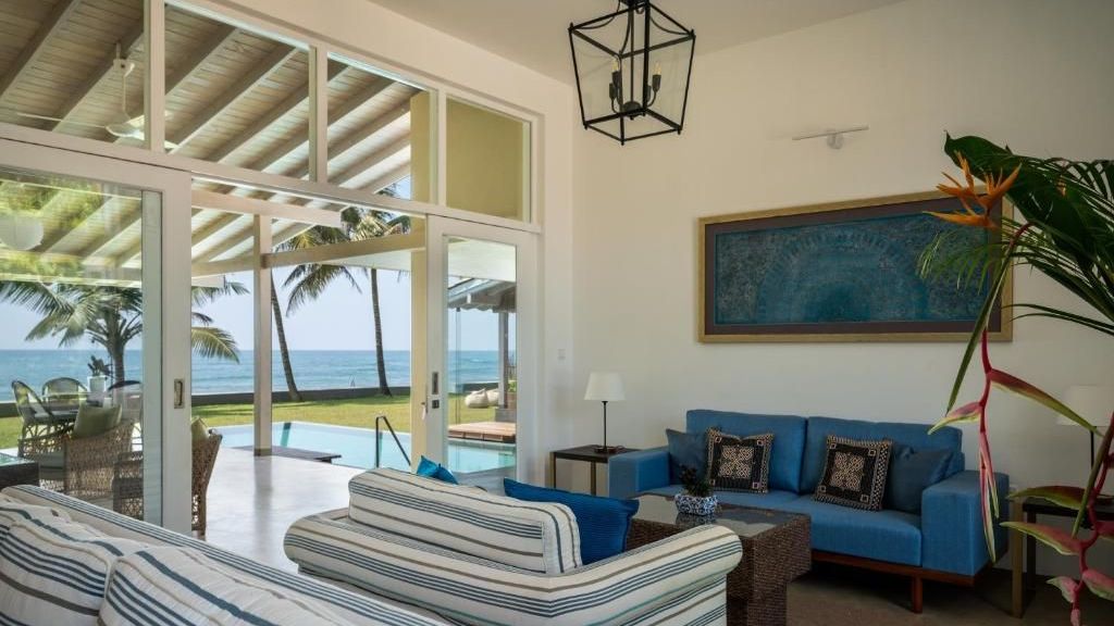 Nil Ralla Thalpe Geschmackvoll in Blau und Weiss gehaltenes Wohnzimmer der Villa mit Privatpool des Nil Ralla in Thalpe Sri Lanka